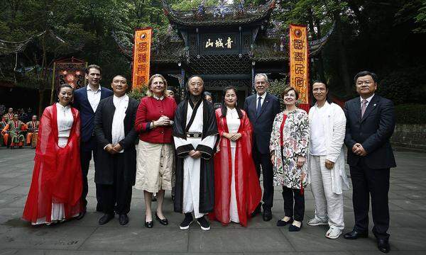 Am letzten Tag der Reise stand für Van der Bellen, Schmidbauer, Kurz und Kneissl nach dem offiziellen Programm ein Besuch auf einem der berühmtesten taoistischen Berge Chinas an: Dem Qingcheng-Berg in Chengdu.