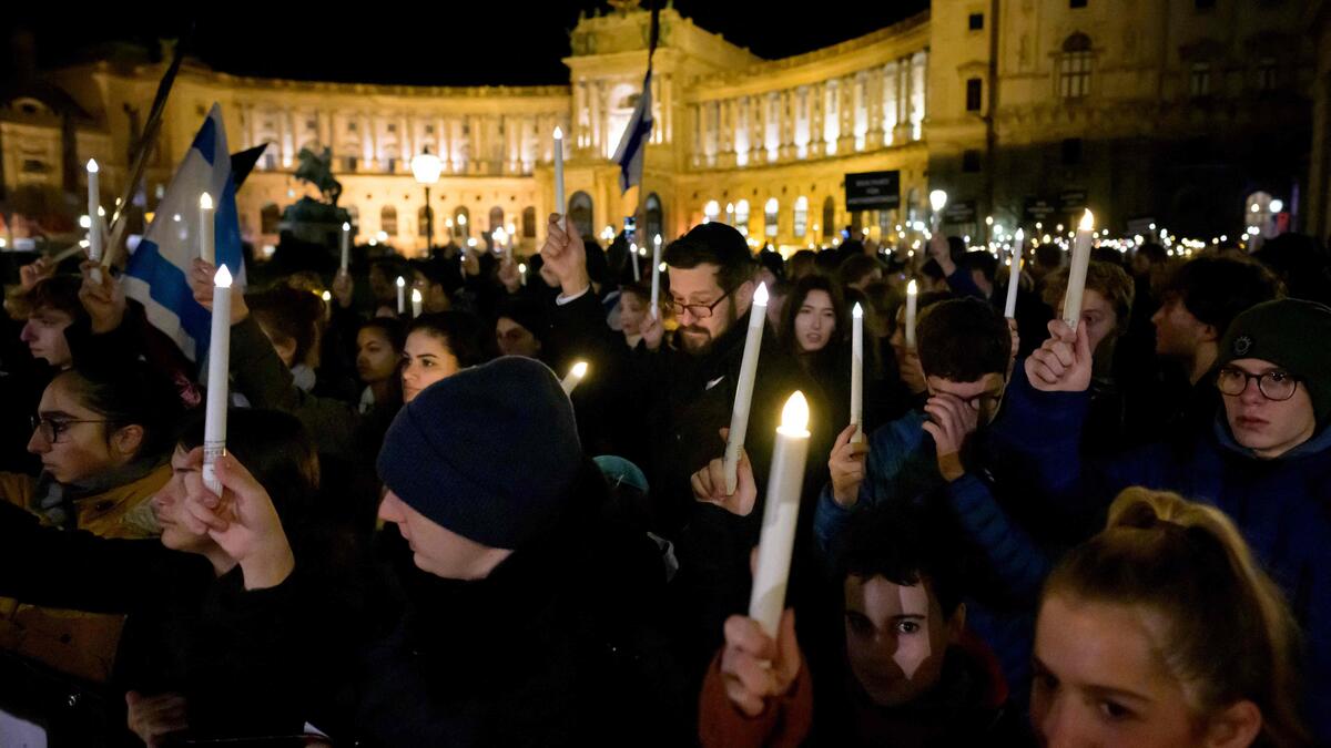 9. November 2023. Menschen halten Kerzen, während sie an der Gedenkveranstaltung „Light of Hope“ vor der Hofburg in Wien teilnehmen, anlässlich des 85. Jahrestages des nationalsozialistischen Kristallnacht-Pogroms, mit dem der Holocaust begann.