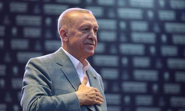 "Geht eure Kontaktlisten am Handy durch, ruft an und redet. Findet eure unschlüssigen Verwandten!", ruft Recep Tayyip Erdoğan in die Menge.