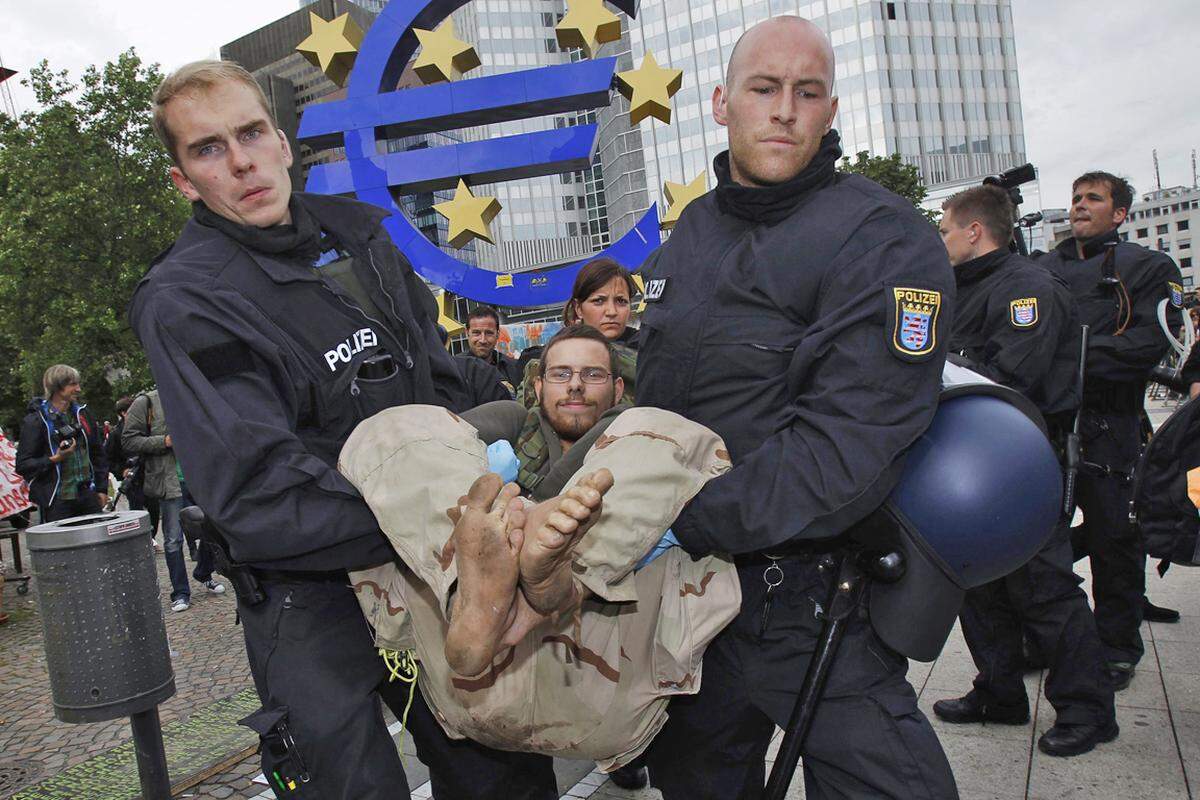 Wie die Frankfurter Allgemeine Zeitung am Montag berichtete, wurden die Occupy-Anhänger dann von der Polizei einzeln aus dem Lager "hinausgeführt" und ihre Personalien aufgenommen.