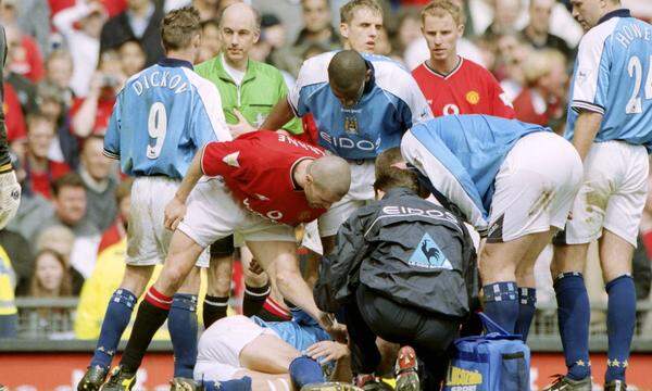 2 „Mutter aller Fouls“? 2001 trat Roy Keane den Norweger Alf-Inge Haland im Manchester-Derby gegen das Knie - mit Absicht. Er schrie: „Nimm das, du Schwein. Und steh niemals mehr über mir und spotte über gefakte Verletzungen!“