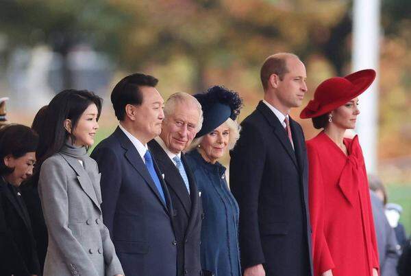 Am Horse Guards Parade fand die offizielle Begrüßungszeremonie mit König Charles und Königin Camilla statt. 
