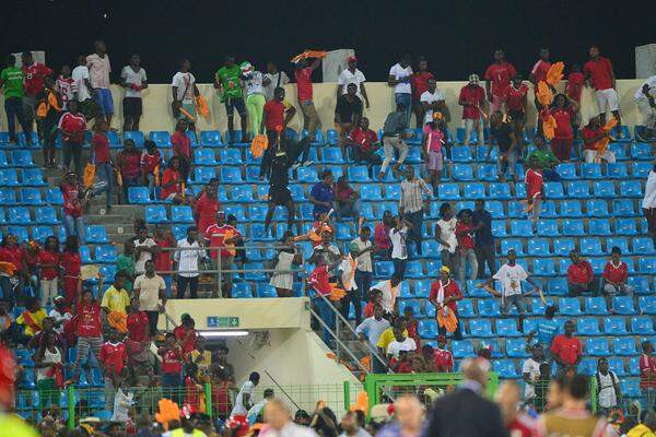 Die ghanaischen Fans flüchteten an den Spielfeldrand um den Angriffen der Einheimischen zu entfliehen und sorgten für eine Spielunterbrechung.