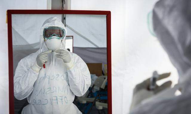 Eine medizinische Mitarbeiterin der Ebola-Einheit im Krankenhaus von Bwera, Uganda, an der Grenze zum Kongo.