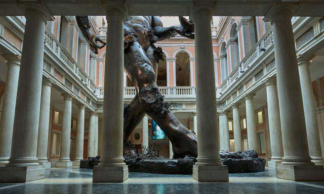 Der Koloss von Venedig schreitet indoor: Damien Hirsts „Demon with Bowl“ im Palazzo Grassi in Venedig.