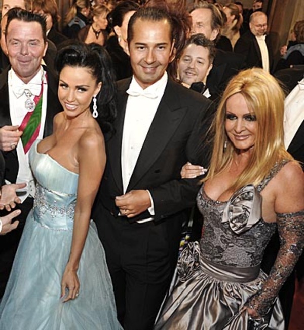 Price kam in Begleitung von Partyprinz Marcus von Anhalt (links), ihre Gastgeber waren Gastgebern Irene und Alexander Mayer. In ihrer hellblauen Robe fühle sich Price "wie eine Lady", sagte das Starlet.