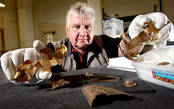 Ein Hobby-Schatzsucher hat in England einen riesigen Goldschatz gefunden, der von den Angelsachsen stammt. Nach Angaben von Archäologen ist der Fund so groß und wertvoll wie keiner zuvor aus dieser Epoche.
