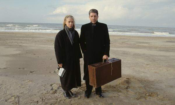 Leonard Cohen und die Fotografin Dominique Issermann am Strand – wer weiß, wo die Reise hingeht?