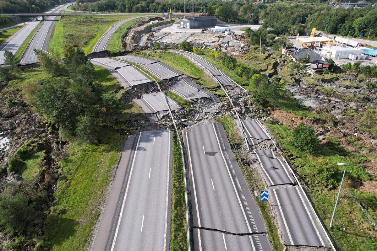 24. September. Der plötzliche Erdrutsch, der am Samstag einen Abschnitt der Europastraße E6 in Schweden zerstört hat, hat eine wichtige Verkehrsverbindung in der Region für längere Zeit unpassierbar gemacht.