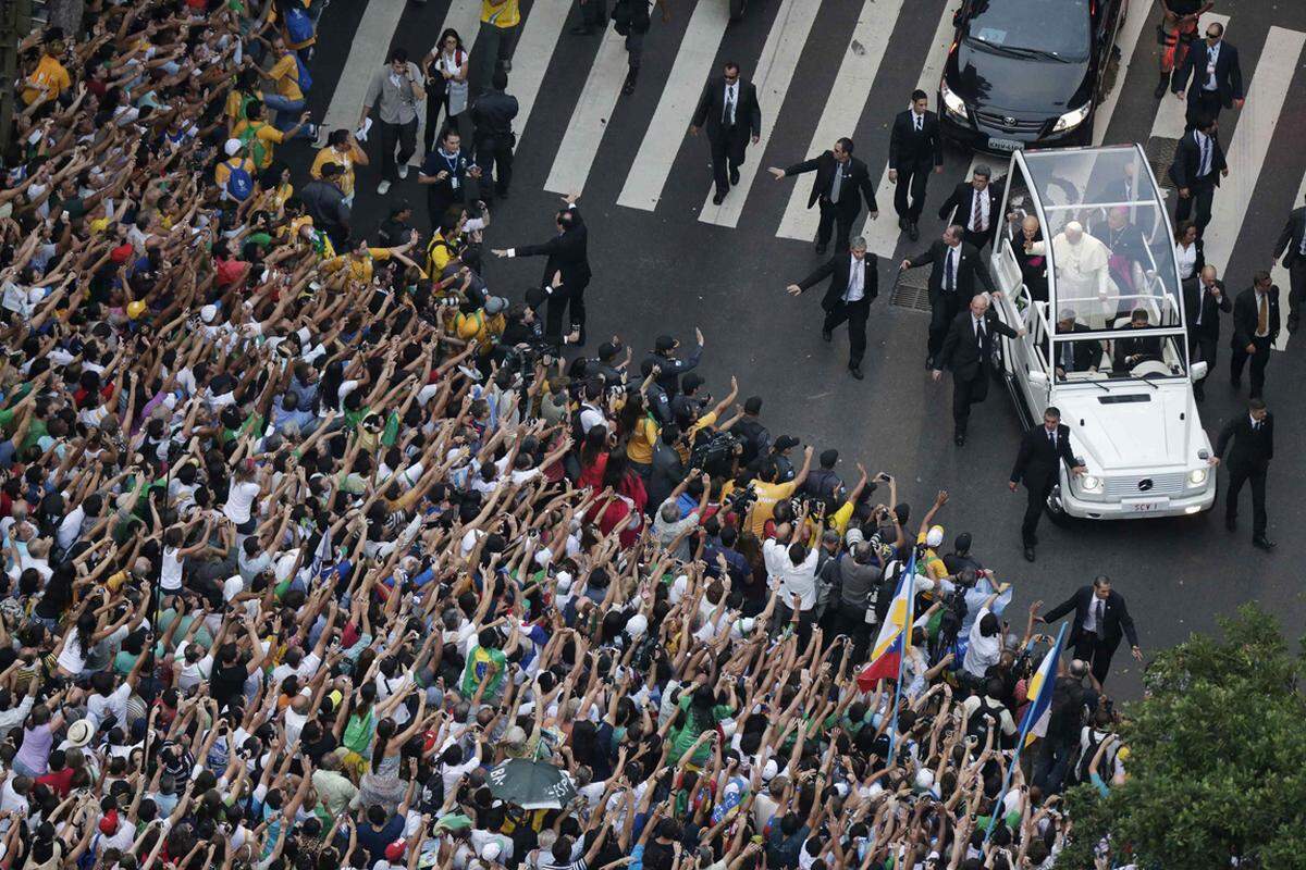 Mit Begeisterungsstürmen und Protesten wurde Papst Franziskus am Montag in Brasilien empfangen.