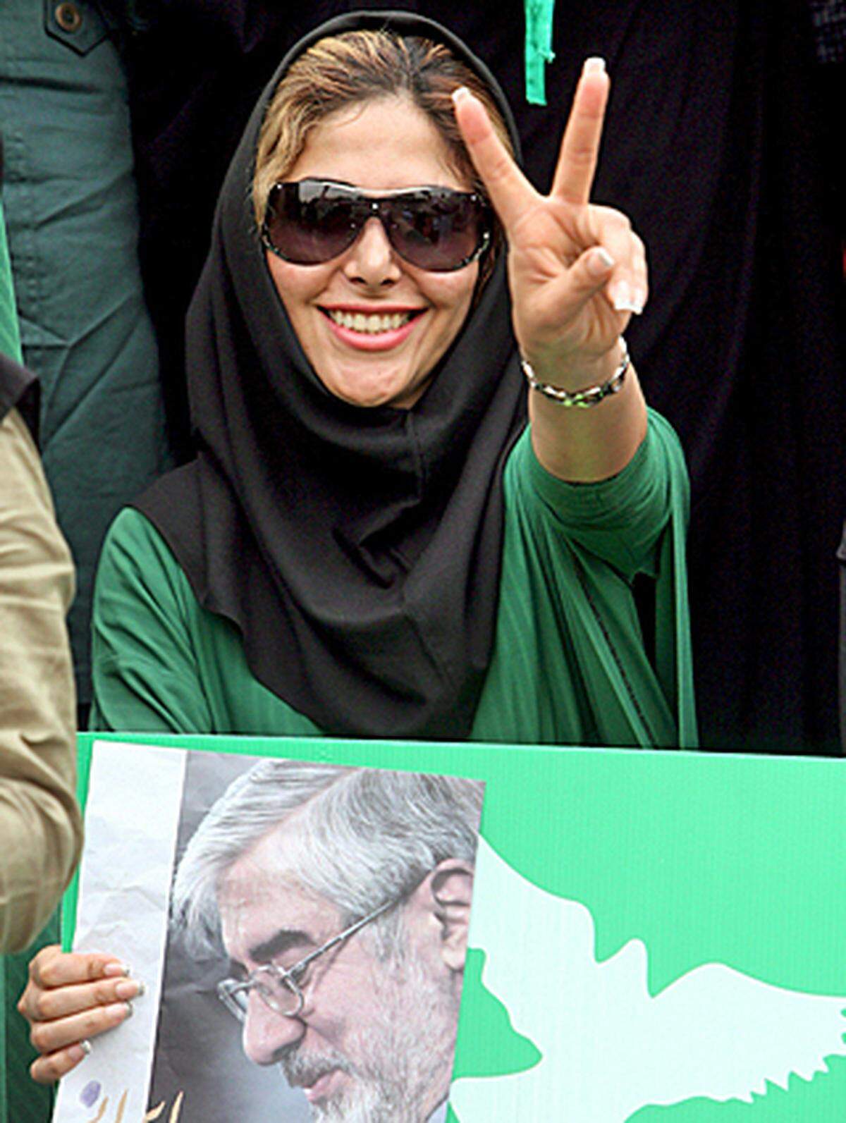 Dementsprechend hielten sich die Frauen, die Moussavi unterstützen, nur rudimentär an die Vorschriften. Unter den recht locker sitzenden Kopfschals sind ihre Haare zu erkennen, sie sind offensiv geschminkt, viele tragen grünen Nagellack.
