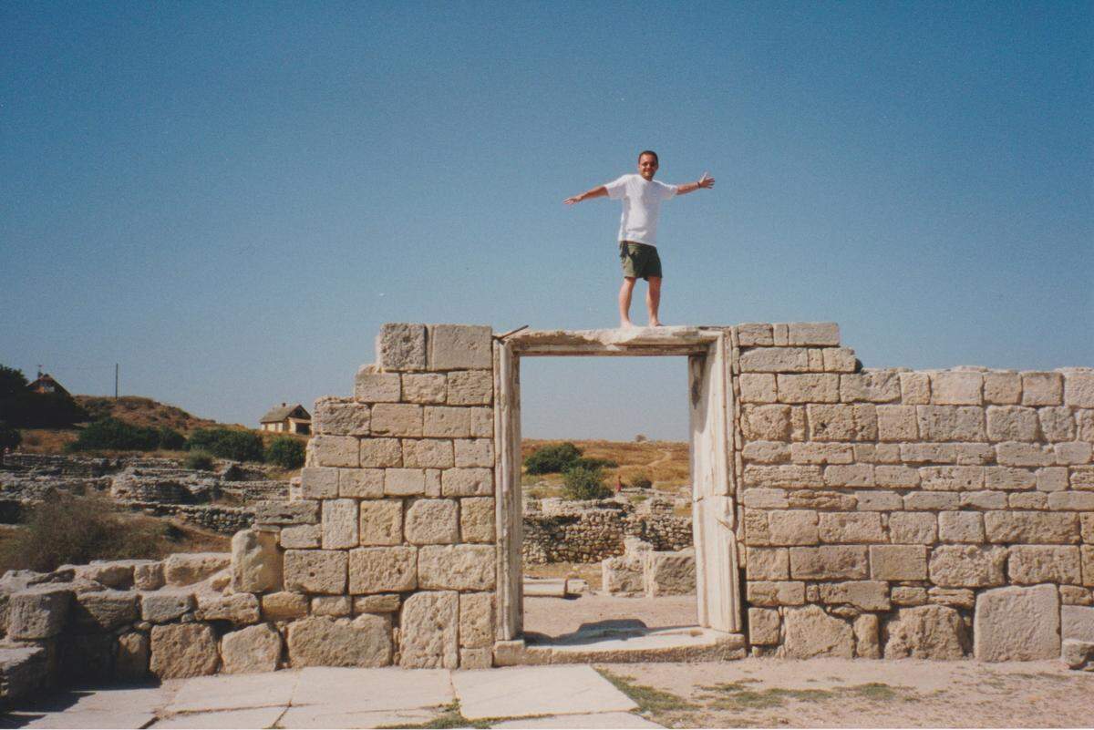 Man sieht korinthische Säulen, Mauern aus großen Blöcken, Mosaikböden, ein Amphitheater, etc. Die Griechen nannten die Krim Chersónesos Tauriké (Taurische Halbinsel) nach den Taurern; die Römer stationierten dort Legionen.