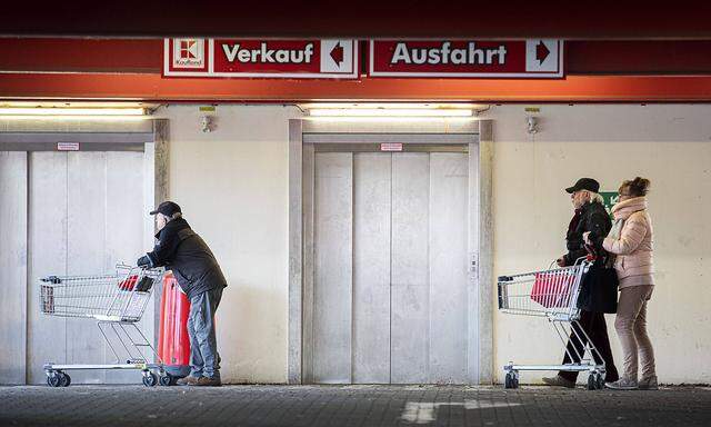 Menschen stehen mit Einkaufswagen vor einem Supermarkt und warten auf den Einlass, aufgenommen in Goerlitz, 02.04.2020.