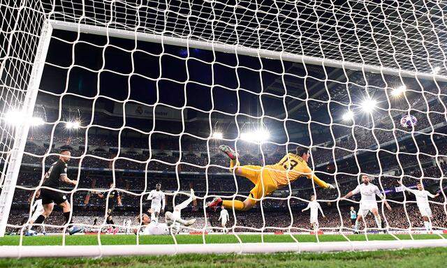 Weißes Ballett am Boden: Real Madrid steht nach dem 1:2 gegen Manchester City beim Rückspiel in England enorm unter Druck.