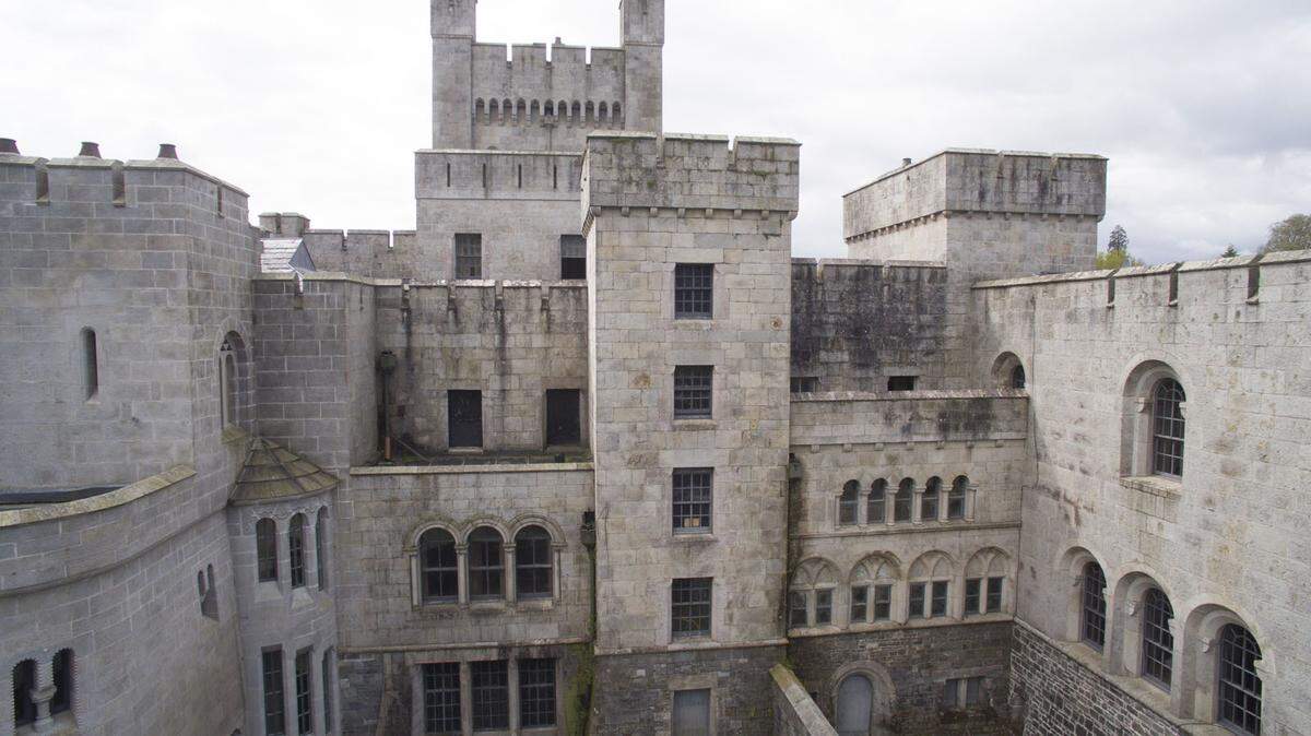 1983 verwandelte sich das Schloss in ein Hotel. 2006 wurde es von Gosford Castle Development Limited gekauft und bereits 23 Luxusappartements eingerichtet. Dabei hat man sich bemüht, das historische Flair mit Treppenhäusern und Gewölbedecken zu erhalten und sogar Originalfarben zu verwenden.