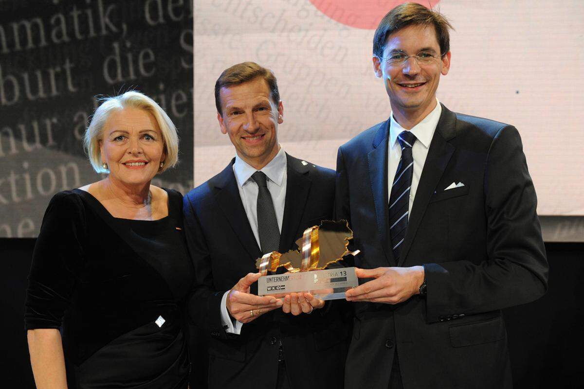 Georg Kopetz und Stefan Poledna (v. re.) von TTTech sind die diesjährigen Sieger in der Kategorie "Unternehmertum". Anna Maria Hochhauser, Generalsekretärin der Wirtschaftskammer Österreich, überreichte die Auszeichnung.