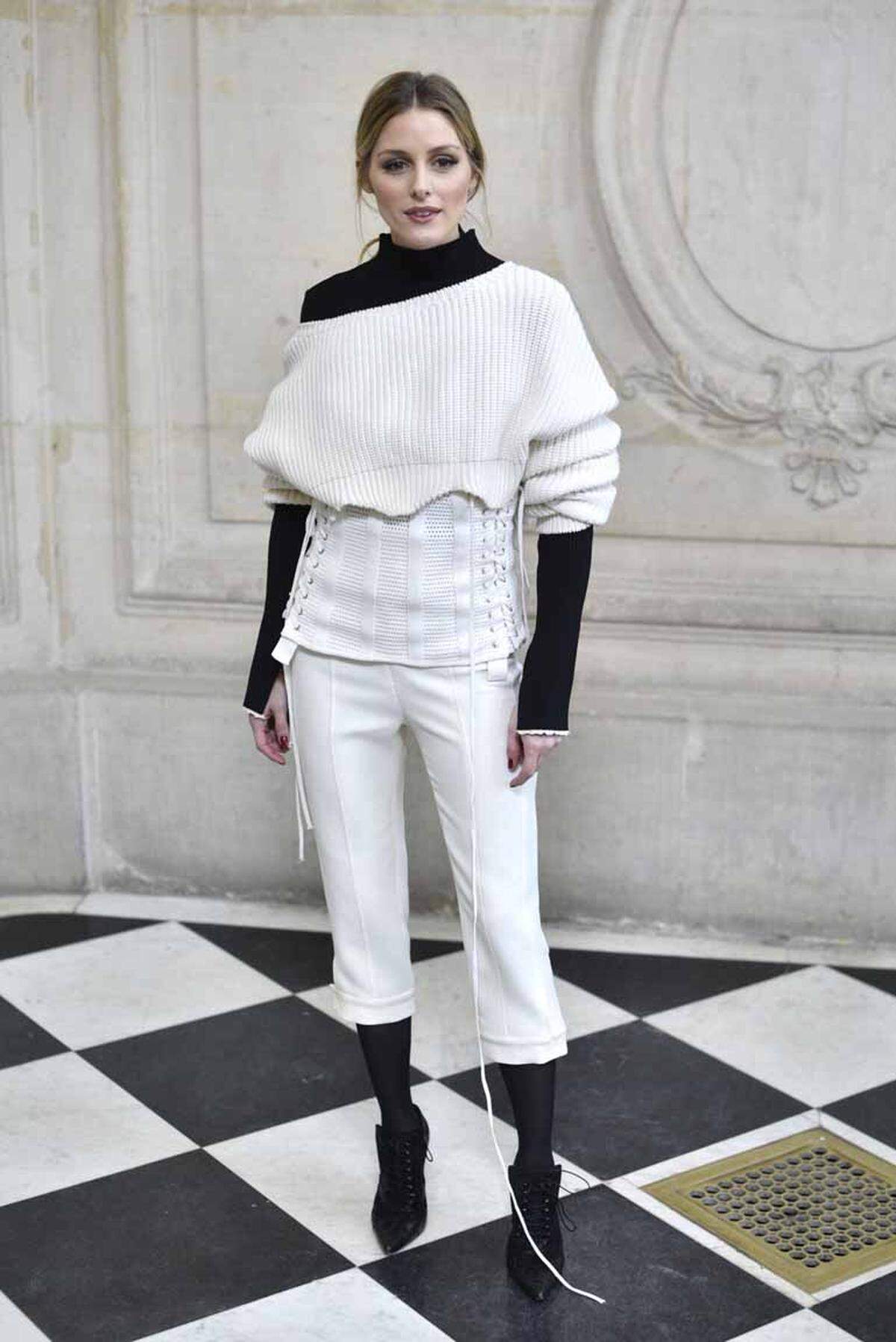 Viele Stars interessierten sich für die neuen Entwürfe, die bei den Haute Couture Schauen in Paris präsentiert wurden. Streetstyle-Star Olivia Palermo ist ein gern gesehener Gast in der Front Row. Zu Dior erschien sie in einem schwarz-weißen Ensemble.