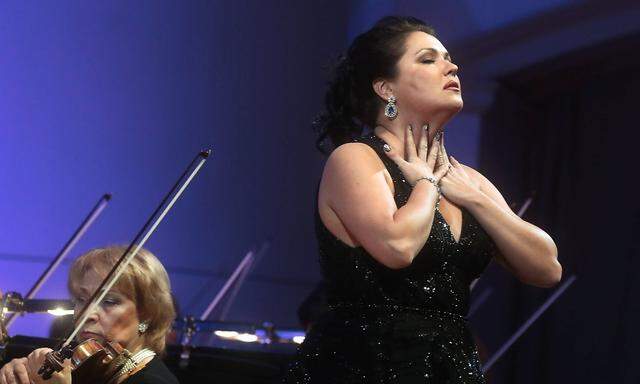 "Anna Netrebko hat den Begriff des Opernstars neu definiert", schreiben die Wiener Philharmoniker auf ihrer Homepage.