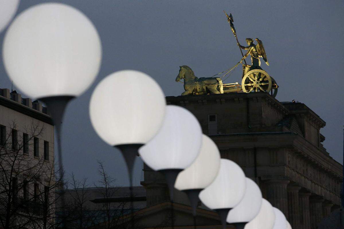 Am Freitagabend eröffnete der Regierende Bürgermeister Klaus Wowereit (SPD) in der Nähe des Reichstags zusammen mit früheren DDR-Bürgerrechtlern die symbolische Lichtgrenze aus knapp 7000 leuchtenden Ballonen.