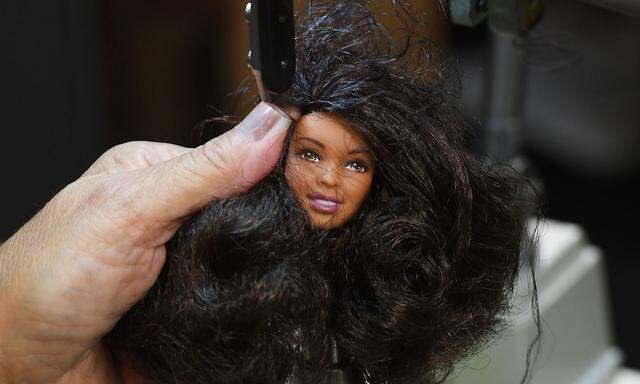 Archivbild: Im Mattel-Design-Center in El Segundo, erhält eine Barbie ihre Frisur.