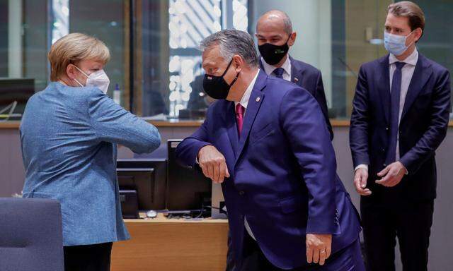 Angela Merkel grüßt Ungarns Ministerpräsident Viktor Orbán (im Hintergrund: Sloweniens Regierungschef Janez Janša und Bundeskanzler Kurz).