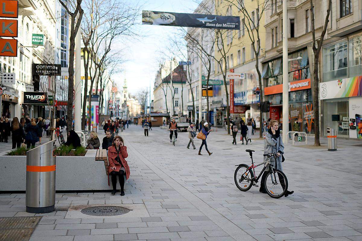 Die Straße ist nun ohne Niveauunterschied neu gepflastert, die Idee einer einheitlichen Zone wesentlich stärker spürbar als in der Übergangsphase, als die Gehsteigkanten Fahrbahn und Gehsteig trennten.