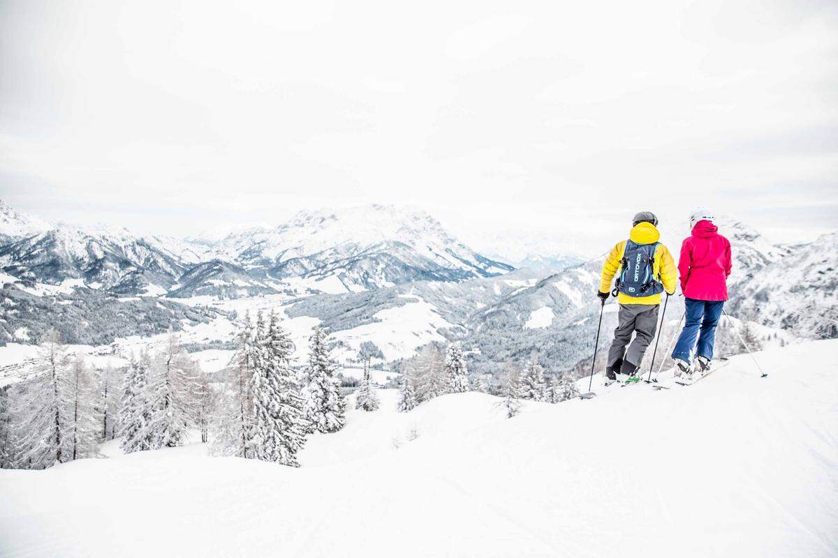 Ein teurer Klassiker. Die Skigebiete der Kitzbüheler Alpen aber auf jenes der mondänen Hahnenkamm-Stadt zu reduzieren, hieße auf das Flair der umliegenden Berge zu verzichten. Man könnte auch fünf Skigebiete via Skisafari erkunden, mehr dazu gibt es hier.