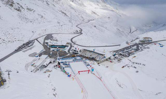 Übersicht Gletscherstadion während der Vorbereitungen für den Weltcup Auftakt am Rettenbachferner in Sölden. Archivbild 2020.