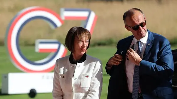 Deutschlands Kanzler Friedrich Merz und seine Frau Charlotte bei der Ankunft in Évian.