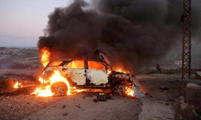 Ein Auto des Al Jazeera-Teams brennt an jener  Stelle, an der Reuters-Videojournalist Issam Abdallah getötet und sechs weitere Personen durch zwei von Israel abgefeuerte Panzergeschosse verletzt wurden.