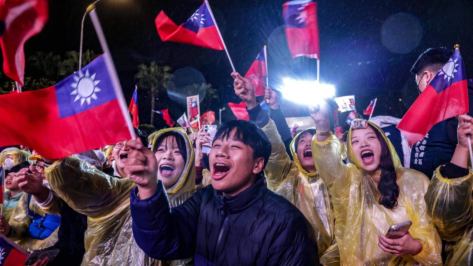 Unterstützer der Oppositionspartei Kuomintang bei einer Kundgebung in Taiwans Hauptstadt Taipeh. Die Umfragen prognostizieren ein knappes Rennen bei den Präsidentschafts- und Parlamentswahlen am 13. Jänner.