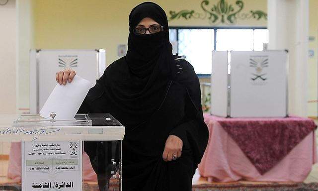 Eine Frau in Saudiarabien bei der Stimmabgabe am Samstag