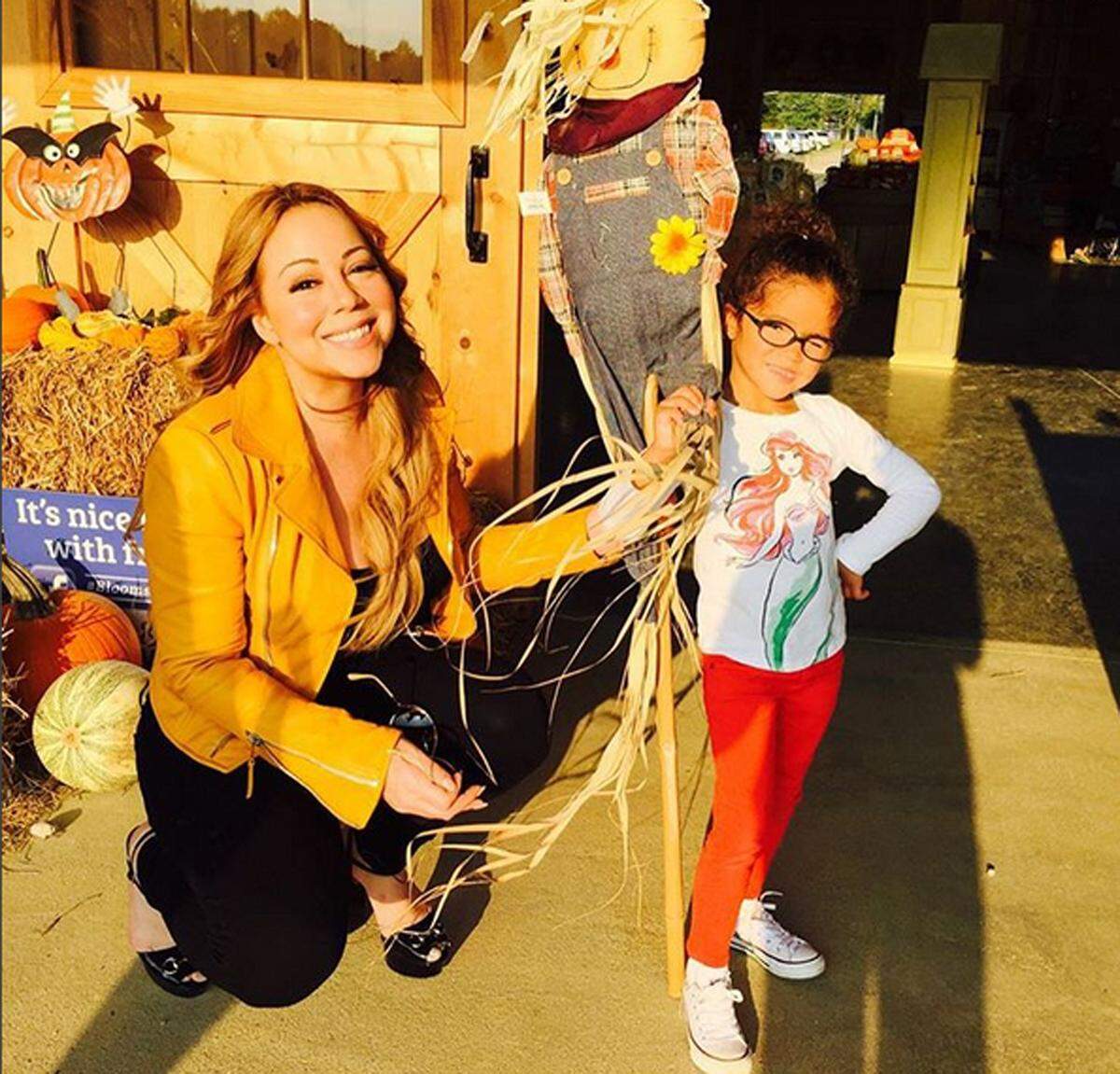 Herbstlich inszeniert sich auch Mariah Carey mit Tochter Monroe.