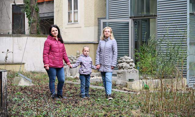 Zorianna und Emilia Huk (l.) wohnen nun seit einem Jahr bei ihrer Schwester und Tante Oksana Duschek.