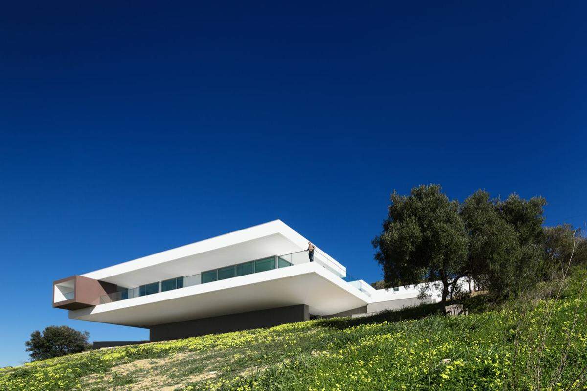 Im Vergleich zur Größe des Hauses war der Baugrund für die Villa Escarpa relativ klein. Das Architektenteam setzte deshalb auf überdachte Terrassen und Innenhöfe. Erbaut: 2008 - 2012 in Luz, Algarve, Portugal Architekten: Mario Martins  