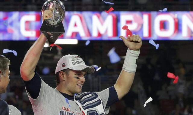 New England Patriots quarterback Tom Brady holds up the Vince Lombardi Trophy after his team defeated the Seattle Seahawks in the NFL Super Bowl XLIX football game in Glendale
