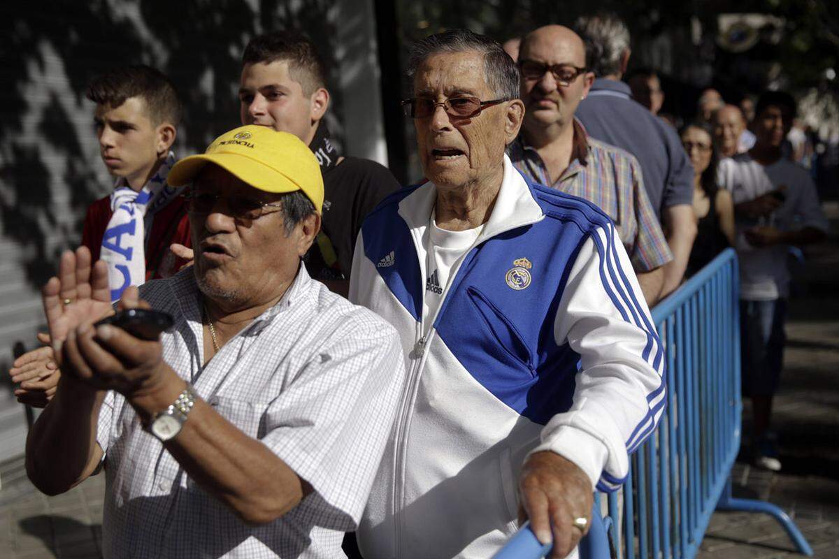 Vor dem Stadion warteten bereits zahlreiche Anhänger darauf, sich von ihrem früheren Idol zu verabschieden.