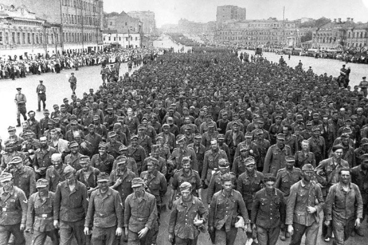 Auch Terroristen griffen zu Chemikalien. 1946 vergifteten Mitglieder einer jüdischen Gruppe namens „Nakam“ (Rächer) in einem US-Lager für Gefangene der Waffen-SS nahe Nürnberg Tausende Brotlaibe mit Arsen. Rund 2000 Gefangene erkrankten, 300 bis 400 starben. Pläne, die Trinkwasserversorgung deutscher Städte aus Rache wegen des Holocausts zu vergiften, wurden nicht umgesetzt. Foto: Deutsche Kriegsgefangene