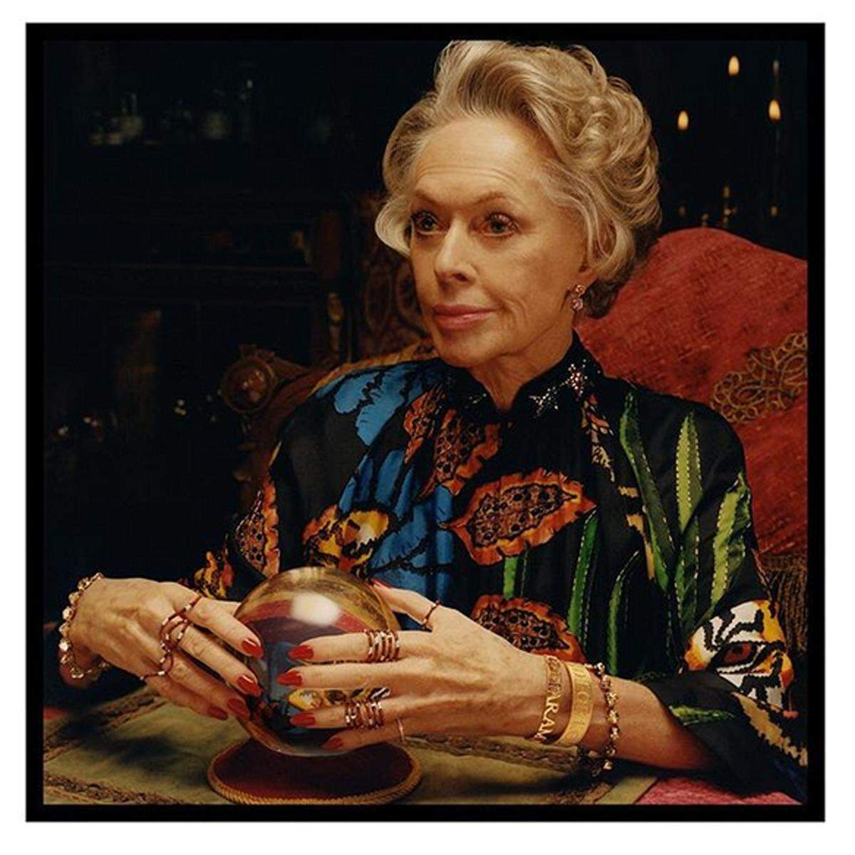 Mit 88 Jahren stand Tippi Hedren schon für die Schmuckkampagne von Gucci vor der Kamera. Die Hitchcock-Muse zeigte sich dabei als Wahrsagerin in einem Kampagnenvideo.