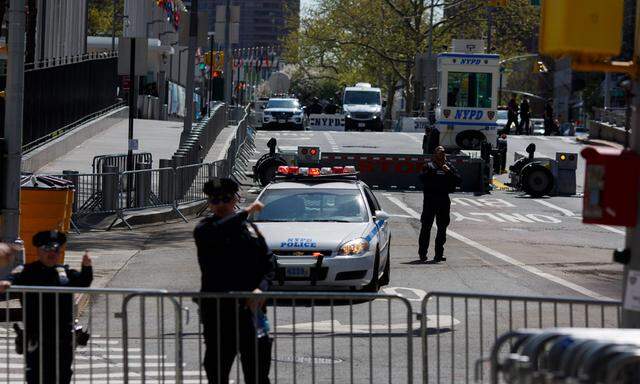 160421 NEW YORK April 21 2016 NYPD police officers and Secret Service agents stand guard o