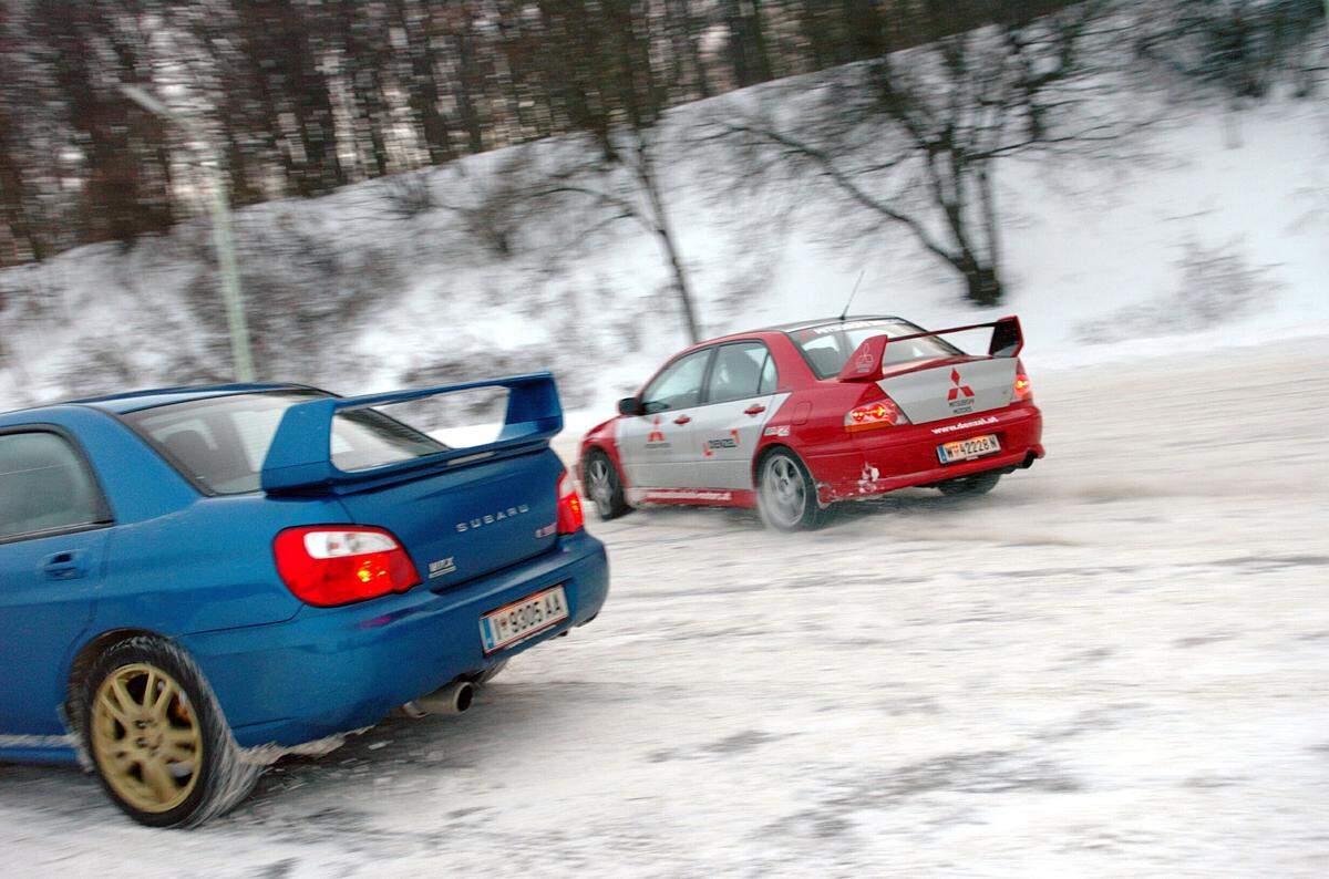 Auf Schneefahrbahn konnte allenfalls der Mitsubishi Evo (Bild, rot) mithalten, mit der im Grunde gleichen Rezeptur: Turbo, Allrad, jedoch kein Boxer.