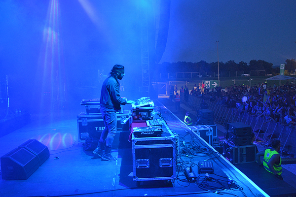 Das kanadische Elektronik-Duo Crystal Castles bewegt sich zwischen Lo-Fi, Noise und 8-Bit-Synth-Klänge, die an Videospielmusik der ersten NES-Konsole erinnern.