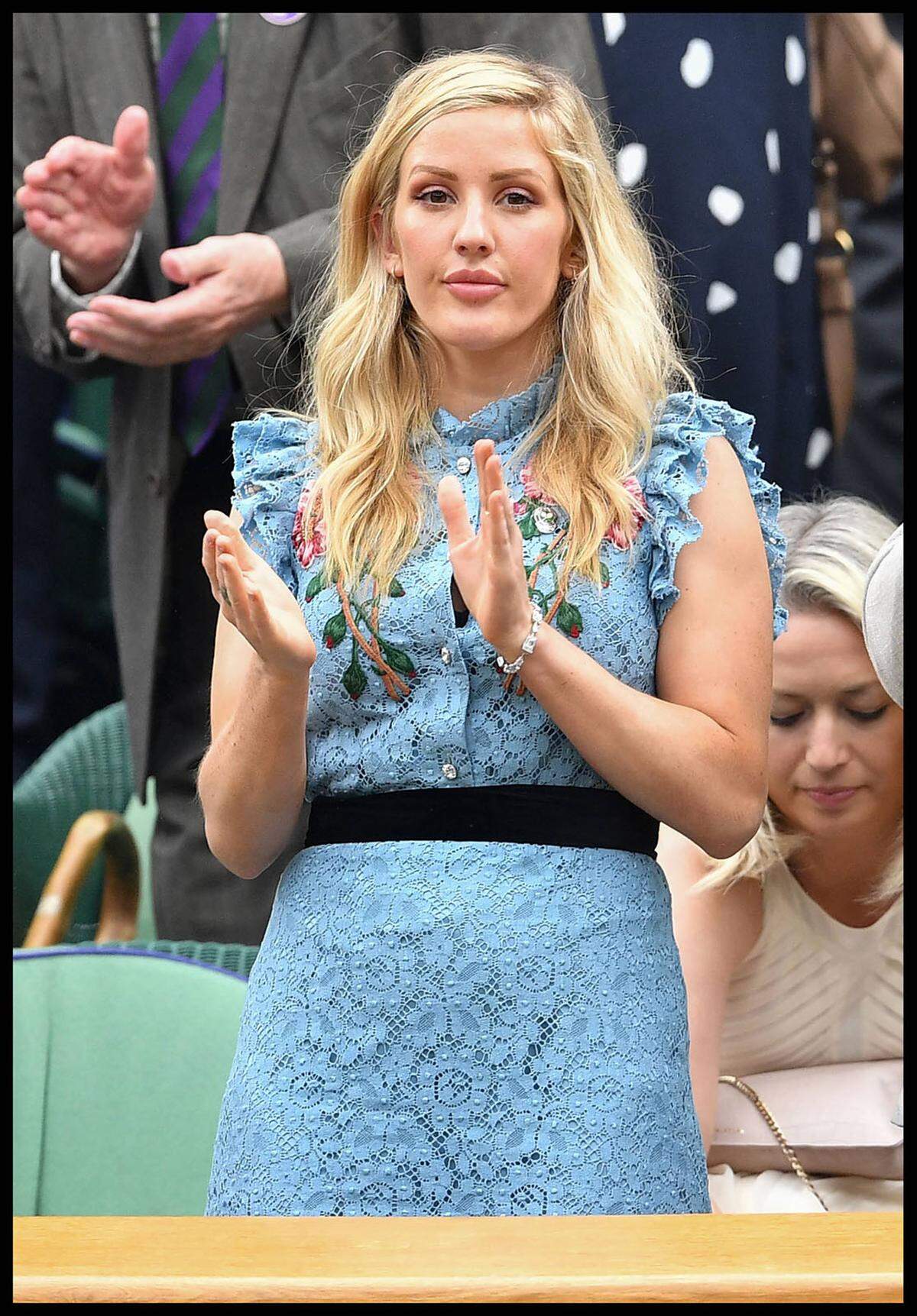 Sängerin Ellie Gouldin sah Novak Djokovic in einem blauen Spitzenkleid spielen.