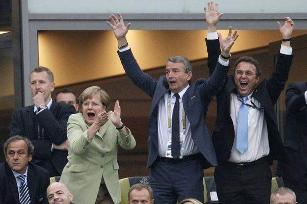 Die Kanzlerin inszeniert sich zudem gerne als begeisterter Fußballfan. Ob beim EM-Viertelfinale 2012, das ausgerechnet das Duell gegen das Euro-Krisenland Griechenland brachte ...