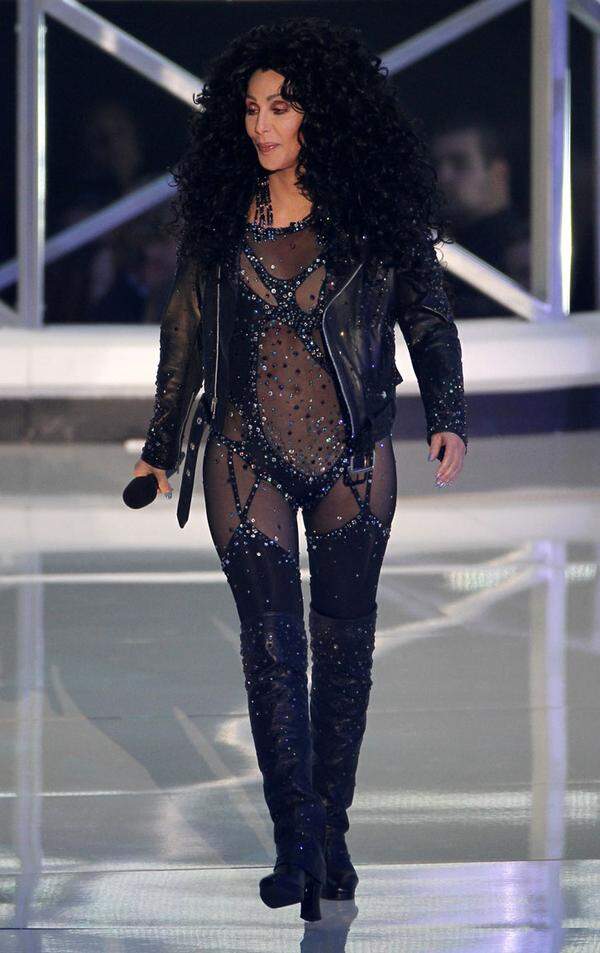 Nicht nur für ihre Perücken und Schönheits-OPs, sondern auch für ihre Bühnenkostüme ist Cher  bekannt. 2010 zeigte sich die Pop-Ikone besonders zeigefreudig.