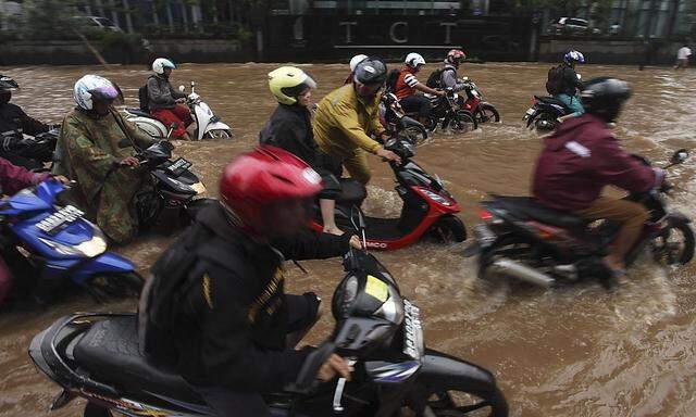 Mit dem Moped ging es in den überfluteten Straßen von Jakarta auch nur mühsam voran.