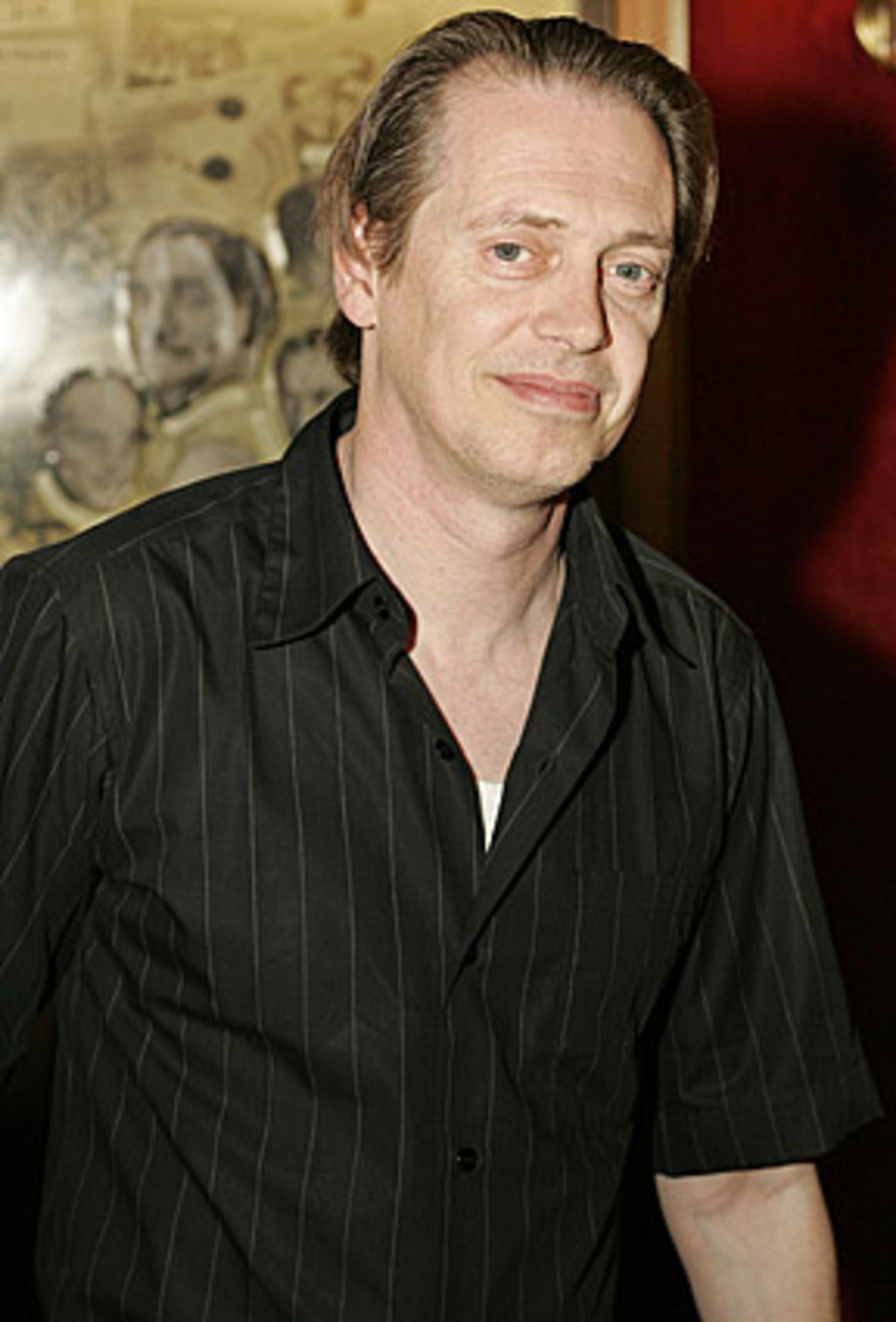 "Igendwie schräg" wird Steve Buscemis Charakter in "Fargo" beschrieben. Das trifft nicht nur auf den Film von den Coen-Brüdern zu, auch sonst wird der Schauspieler gern als abseitiger, neurotischer und psychisch labiler Charakter besetzt. Etwa als "Mr. Pink" in Quentin Tarantinos "Reservoir Dogs", als Bowler Donny in "The Big Lebowski". Es ist ja nicht so, als hätte Steve Buscemi noch nie eine Hauptrolle ergattert. Einprägsam ist der Schauspieler aber vor allem in den Nebenrollen. Inzwischen wechselt Buscemi auch mal ab und zu hinter die Kamera: Etwa für die Mafia-Serie "The Sopranos", bei der er auch mitspielte. In einer Nebenrolle natürlich.