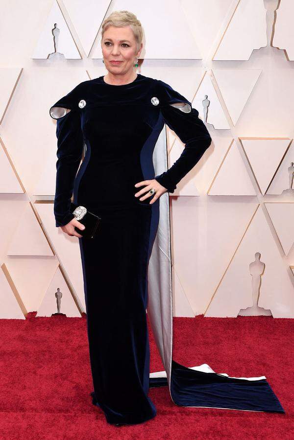 Olivia Colman sah in dem samtenen Kleid von Stella McCartney inklusive Umhang ganz königlich aus.