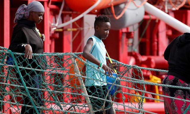 Ende Oktober gingen Migranten der "Ocean Viking" in Sizilien an Land.