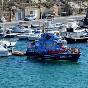 Rettungsschiff im Hafen von Lampedusa. 